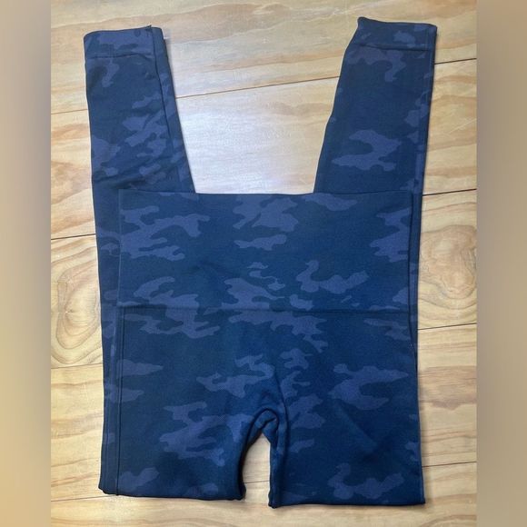 SPANX Look At Me Now Seamless Leggings Black Camo - Picture 3 of 3